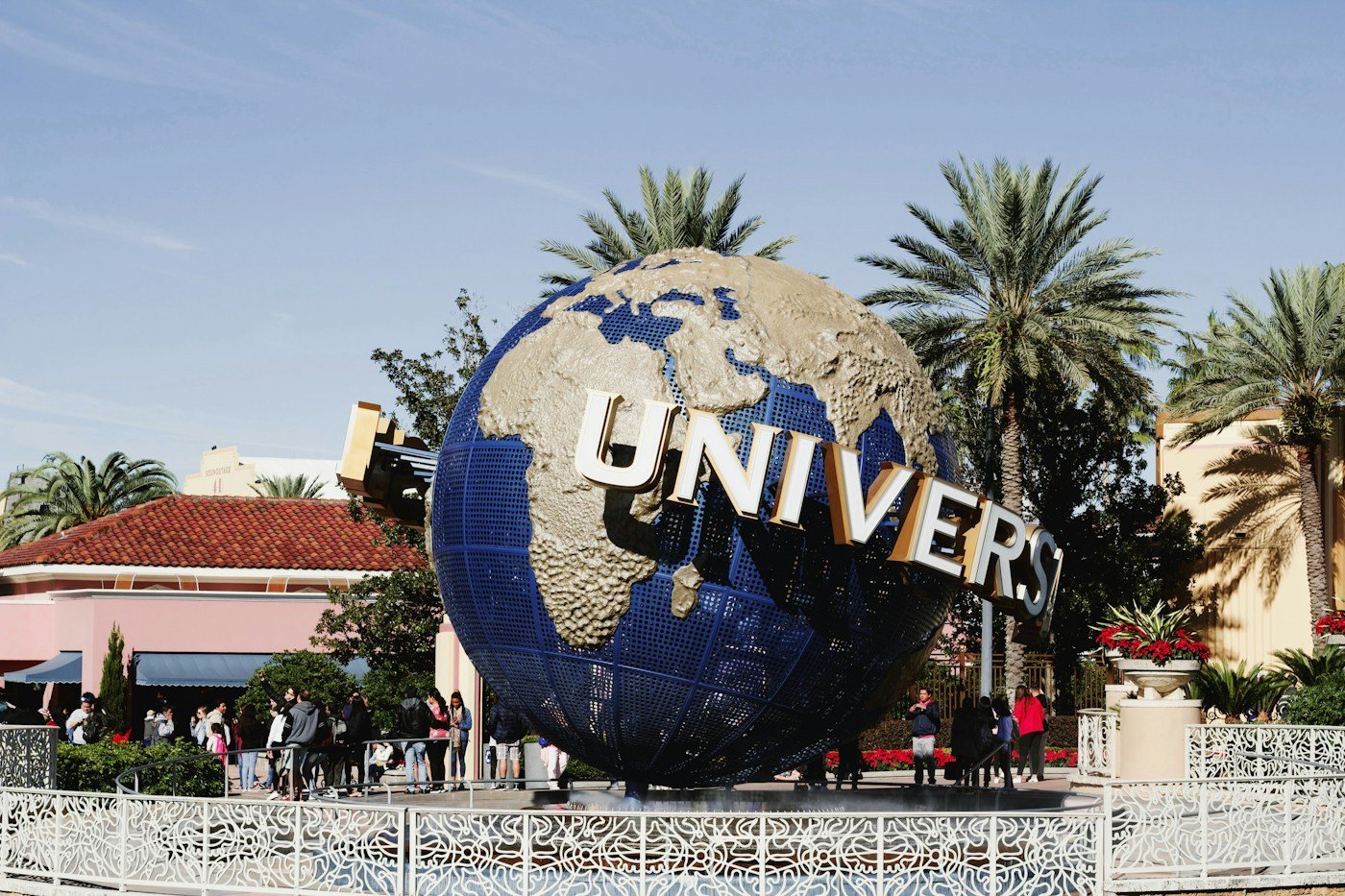 El globo de Universal en la entrada del parque